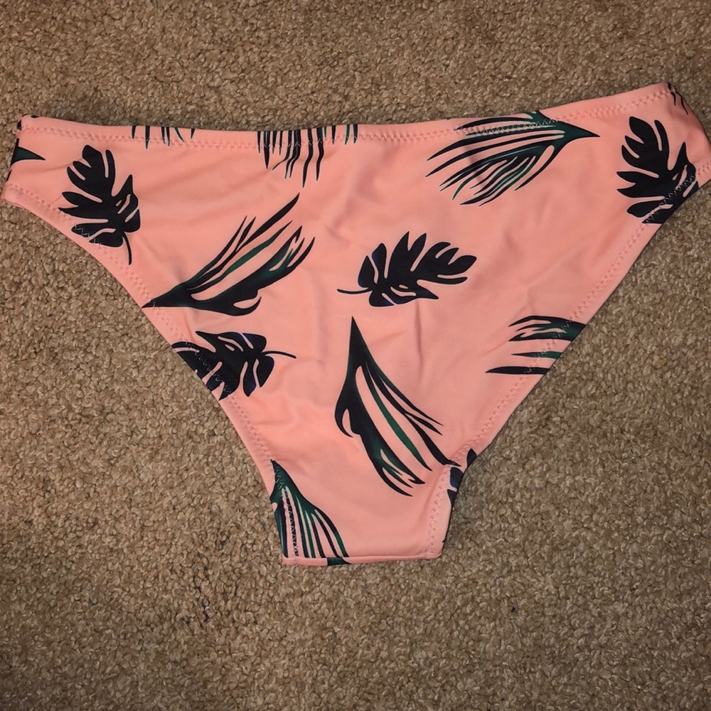 Bikini - Picture 3 of 7